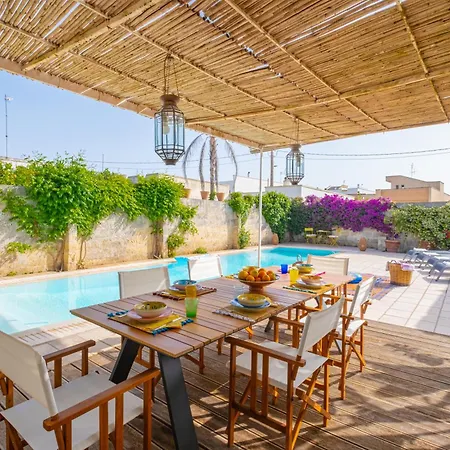 Mandarina Private Pool Apartment Diso