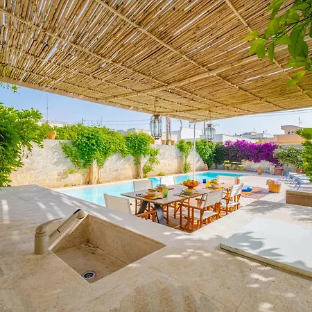 Mandarina Private Pool Apartment Diso